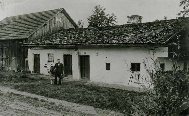 Beim Hoider Heinrich, Bauer in Greilsberg mit seiner Kuh.jpg